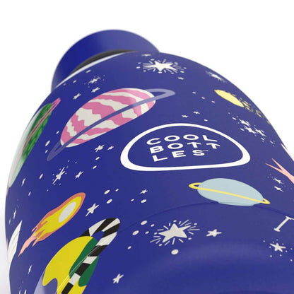 The Bottles Kids 500ml Stellar Journey: Explorando nuevas galaxias
🌌 Viaje Estelar: Diseño épico con motivos espaciales y acabado en relieve 3D que facilita el agarre y estimula el tacto.

🥤 Flexibilidad Total: Incluye dos tapones (uno con pajita y otro de rosca) para adaptarse a cualquier ritmo de actividad.

❄️ Triple Cool™ Technology: Rendimiento térmico de alto nivel que conserva el frío durante 36 horas y el calor por 18 horas.

¡Alcanza las estrellas con la botella Stellar Journey de 500 ml! Esta ev