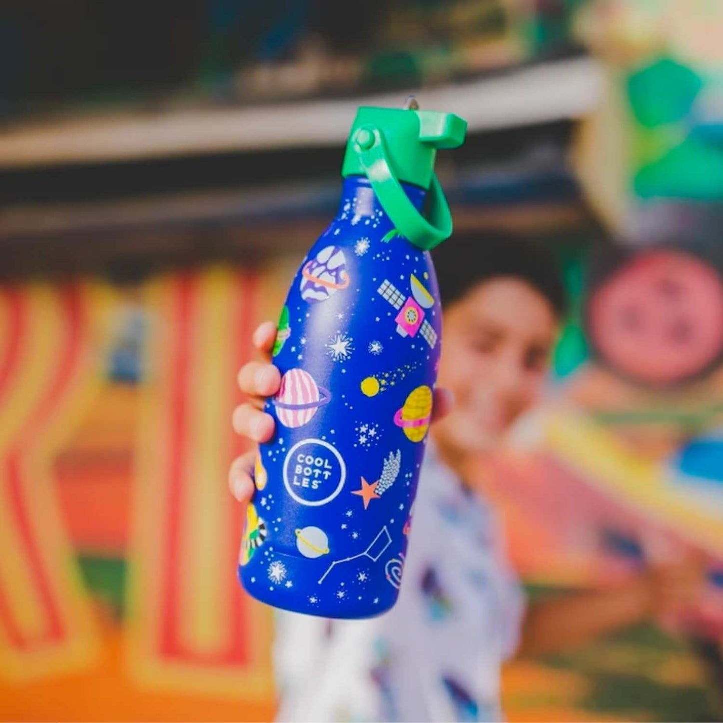The Bottles Kids 500ml Stellar Journey: Explorando nuevas galaxias
🌌 Viaje Estelar: Diseño épico con motivos espaciales y acabado en relieve 3D que facilita el agarre y estimula el tacto.

🥤 Flexibilidad Total: Incluye dos tapones (uno con pajita y otro de rosca) para adaptarse a cualquier ritmo de actividad.

❄️ Triple Cool™ Technology: Rendimiento térmico de alto nivel que conserva el frío durante 36 horas y el calor por 18 horas.

¡Alcanza las estrellas con la botella Stellar Journey de 500 ml! Esta ev