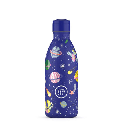 The Bottles Kids 500ml Stellar Journey: Explorando nuevas galaxias
🌌 Viaje Estelar: Diseño épico con motivos espaciales y acabado en relieve 3D que facilita el agarre y estimula el tacto.

🥤 Flexibilidad Total: Incluye dos tapones (uno con pajita y otro de rosca) para adaptarse a cualquier ritmo de actividad.

❄️ Triple Cool™ Technology: Rendimiento térmico de alto nivel que conserva el frío durante 36 horas y el calor por 18 horas.

¡Alcanza las estrellas con la botella Stellar Journey de 500 ml! Esta ev