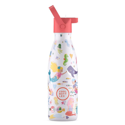 Sumérgete en un reino submarino lleno de color con la botella Sweet Mermaids de 350ml. Diseñada para las pequeñas exploradoras, esta botella térmica combina la magia de las sirenas con la tecnología más avanzada de The Bottles Kids. Su aislamiento de triple pared evita la condensación externa y garantiza que las bebidas mantengan su temperatura ideal durante todo el día escolar o en excursiones a la playa. Gracias a su tapón hermético a prueba de fugas y su diseño ergonómico con relieve, es fácil de usar y 