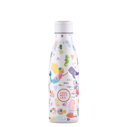 Sumérgete en un reino submarino lleno de color con la botella Sweet Mermaids de 350ml. Diseñada para las pequeñas exploradoras, esta botella térmica combina la magia de las sirenas con la tecnología más avanzada de The Bottles Kids. Su aislamiento de triple pared evita la condensación externa y garantiza que las bebidas mantengan su temperatura ideal durante todo el día escolar o en excursiones a la playa. Gracias a su tapón hermético a prueba de fugas y su diseño ergonómico con relieve, es fácil de usar y 