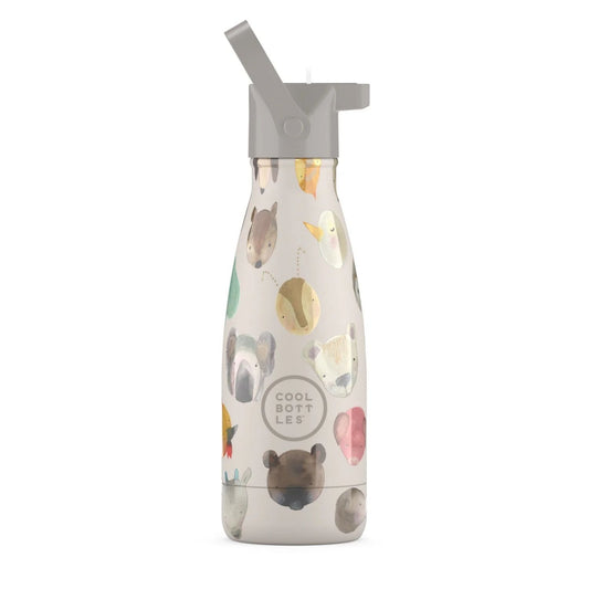 La botella Tiny Creatures de 350ml es la combinación perfecta de funcionalidad y dulzura. Su diseño, poblado de simpáticos animalitos, transmite una sensación de calma ideal para acompañar a los niños en su rutina escolar o en sus salidas al aire libre. Gracias a su tecnología de triple aislamiento, las bebidas conservan su temperatura original durante todo el día sin generar condensación exterior, evitando que la botella "sude" en las manos o dentro de la mochila. Además, su tapón hermético garantiza una s
