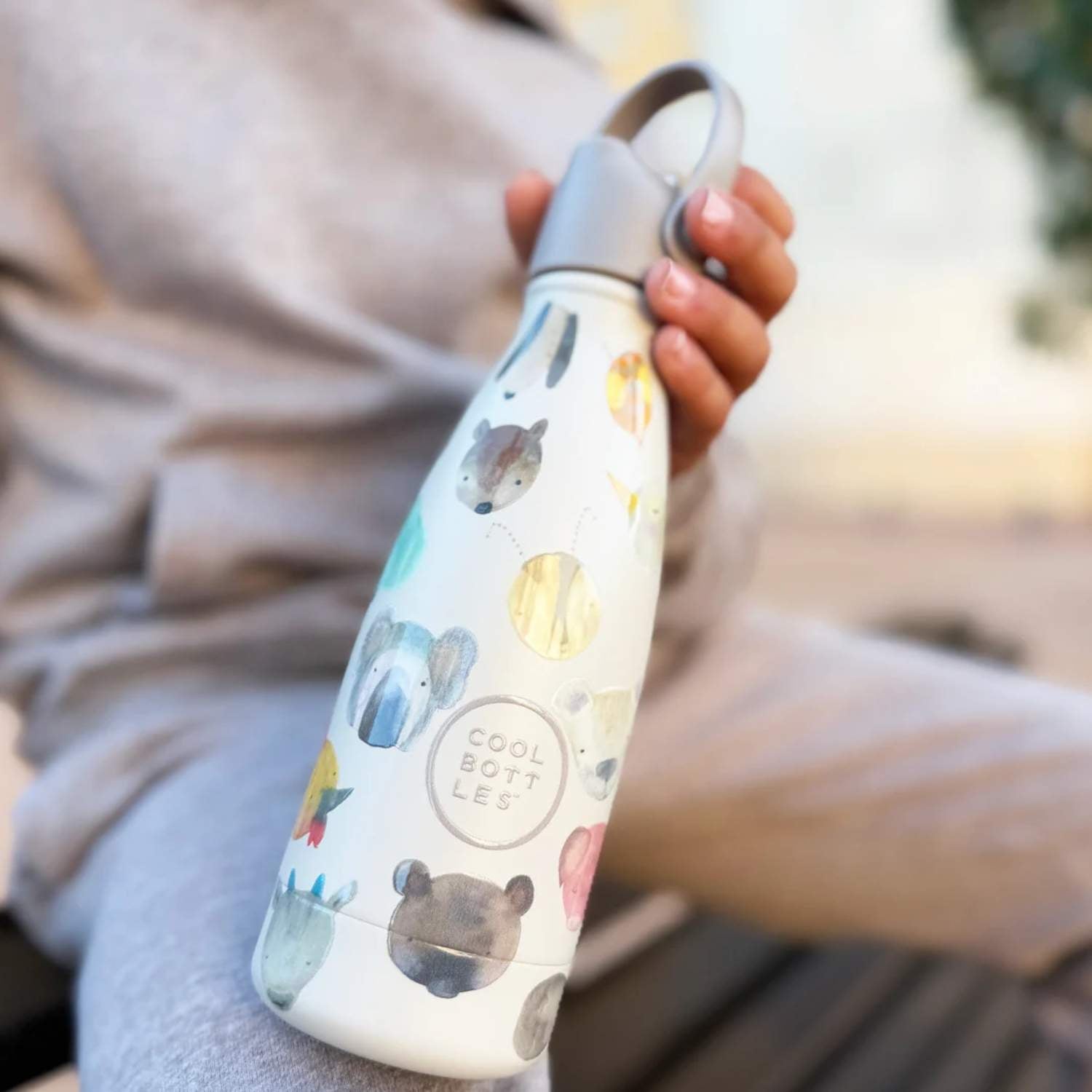La botella Tiny Creatures de 350ml es la combinación perfecta de funcionalidad y dulzura. Su diseño, poblado de simpáticos animalitos, transmite una sensación de calma ideal para acompañar a los niños en su rutina escolar o en sus salidas al aire libre. Gracias a su tecnología de triple aislamiento, las bebidas conservan su temperatura original durante todo el día sin generar condensación exterior, evitando que la botella "sude" en las manos o dentro de la mochila. Además, su tapón hermético garantiza una s