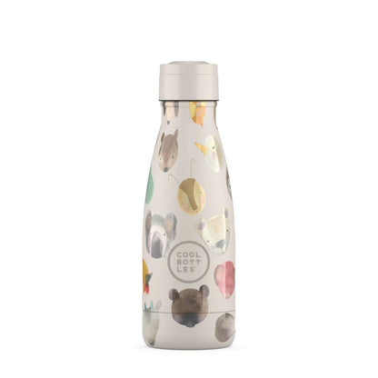 La botella Tiny Creatures de 350ml es la combinación perfecta de funcionalidad y dulzura. Su diseño, poblado de simpáticos animalitos, transmite una sensación de calma ideal para acompañar a los niños en su rutina escolar o en sus salidas al aire libre. Gracias a su tecnología de triple aislamiento, las bebidas conservan su temperatura original durante todo el día sin generar condensación exterior, evitando que la botella "sude" en las manos o dentro de la mochila. Además, su tapón hermético garantiza una s