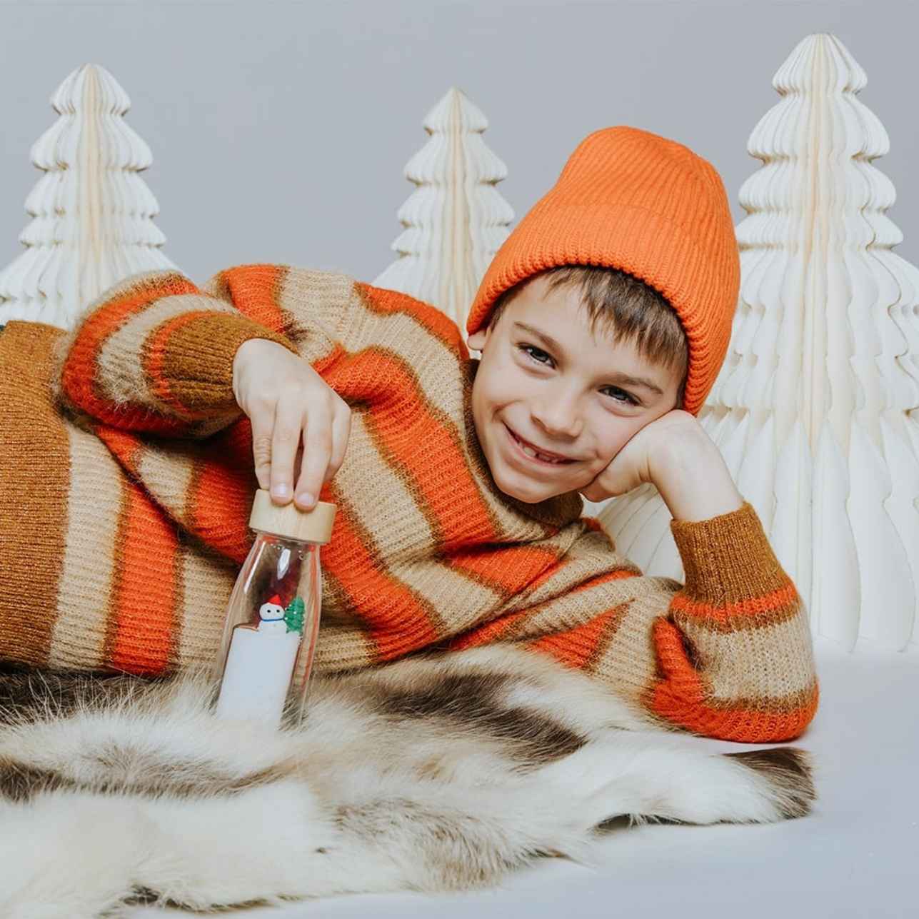 Move Bottle Petit Boum – Winter Scene ❄️
Edad recomendada: A partir de 3 meses
Dimensiones: 15,5 × 4,5 cm
Capacidad: 250 ml
Incluye: 1 botella sensorial sellada
Fabricada a mano en España