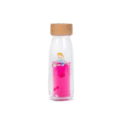 La Botella Sensorial MOVE Sea Sparkle es una ventana fascinante al universo marino. Al agitarla, descubrirás un mundo lleno de sorpresas: moluscos brillantes, burbujas flotantes y lentejuelas que se desplazan suavemente.