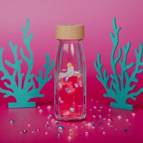 La Botella Sensorial MOVE Sea Sparkle es una ventana fascinante al universo marino. Al agitarla, descubrirás un mundo lleno de sorpresas: moluscos brillantes, burbujas flotantes y lentejuelas que se desplazan suavemente. lifestyle