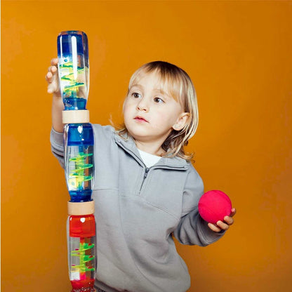 Botella Sensorial Petit Boum Move Efecto goteo | Estimulación Cognitiva y Relax

Estimulación Sensorial Completa: Desarrolla el sistema auditivo, la observación y la manipulación desde los 3 meses.

Efecto y Movimiento: Diseñada para descubrir la caida por cuenta gotas desplazandose por la espiral, un efecto hipnotico

Herramienta de Calma: El cambio de densidad y el movimiento de burbujas capturan la imaginación y ayudan a la relajación infantil.