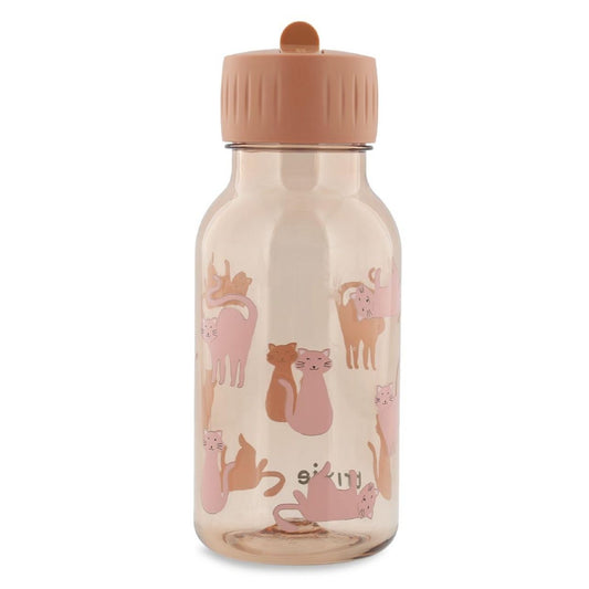La botella Tritán gatos 350 ml de Trixie está diseñada para acompañar a los más pequeños en todas sus escapadas: al parque, al cole o a sus excursiones más salvajes.

Su capacidad de 350 ml la hace ideal para manos pequeñas, y su boquilla tipo sorbete permite beber con facilidad y sin derrames. Además, la tapa se abre y cierra rápidamente, algo fundamental cuando hay prisa o muchas cosas en las manos.