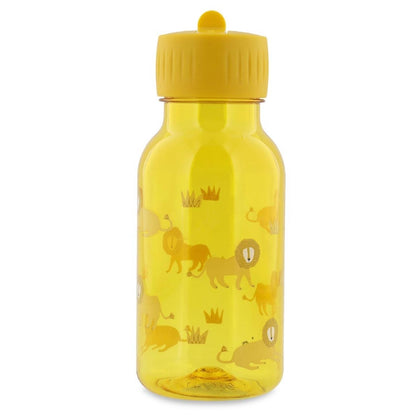 La botella Tritán leones 350 ml de Trixie está diseñada para acompañar a los más pequeños en todas sus escapadas: al parque, al cole o a sus excursiones más salvajes.

Su capacidad de 350 ml la hace ideal para manos pequeñas, y su boquilla tipo sorbete permite beber con facilidad y sin derrames. Además, la tapa se abre y cierra rápidamente, algo fundamental cuando hay prisa o muchas cosas en las manos.