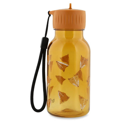 La botella Tritán Zorros 350 ml de Trixie está diseñada para acompañar a los más pequeños en todas sus escapadas: al parque, al cole o a sus excursiones más salvajes.

Su capacidad de 350 ml la hace ideal para manos pequeñas, y su boquilla tipo sorbete permite beber con facilidad y sin derrames. Además, la tapa se abre y cierra rápidamente, algo fundamental cuando hay prisa o muchas cosas en las manos.