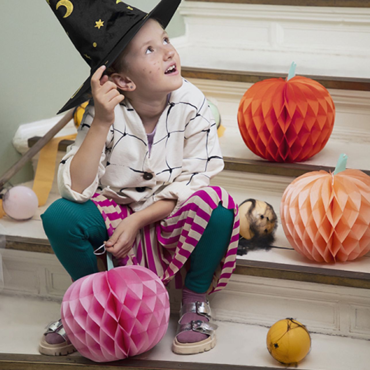 🎃 Calabazas Decorativas Honeycomb – Pack 3 uds.
Altura aproximada: 24 cm
Contenido: 3 piezas (1 de cada color)
Material: Papel nido de abeja