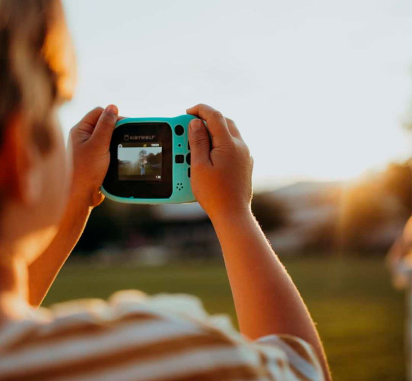 La Cámara Infantil fotos y vídeo Kidycam es ideal para niños y niñas de 3 a 12 años. Su diseño es único y original y su forma permite un agarre perfecto para las manos más pequeñitas e intrépidas, es muy resistente a los golpes. ¡Y se puede sumergir hasta 1 metro de profundidad! kidycam cyan turquesa KIDYWOLF LIFESTYLE