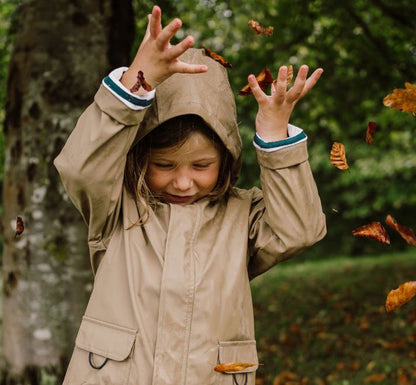 LIFESTYLE Chubasquero Clásico! No te mojarás gracias a su diseño impermeable. Los bolsillos frontales son súper prácticos, y el forro interior a rayas añade un toque de estilo de lo más molón
