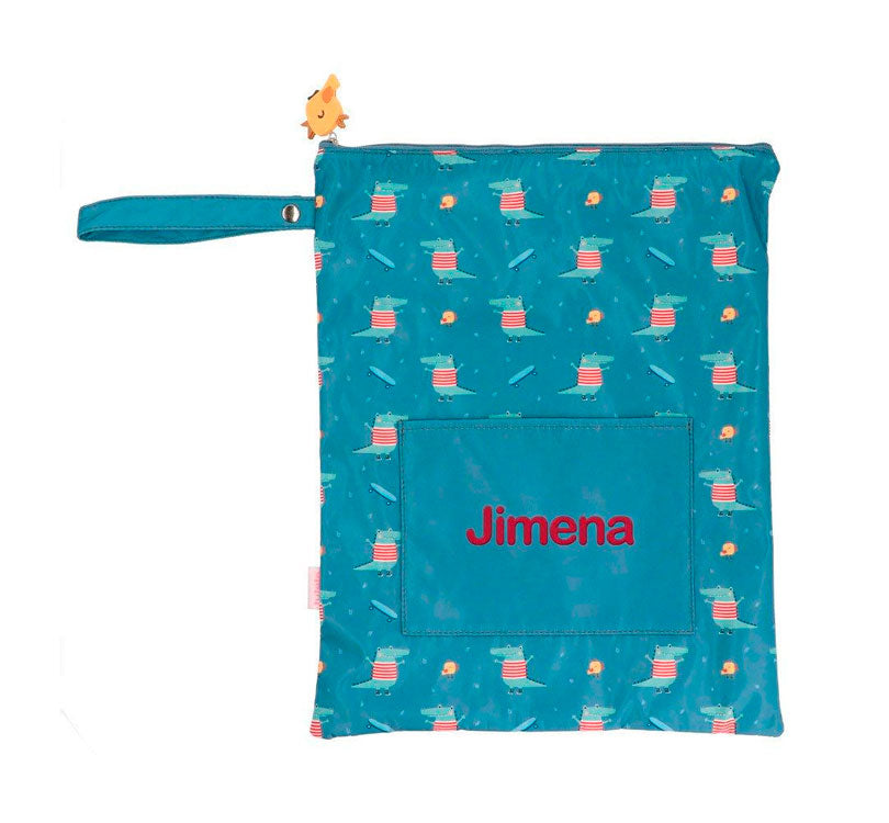 Bolsa Impermeable CROC Personalizable de Tutete es justo lo que necesitas.   Esta bolsa es perfecta para llevar la muda de recambio a la escuela infantil o para guardar la ropa mojada o manchada después de una clase de natación. HILO ROJO