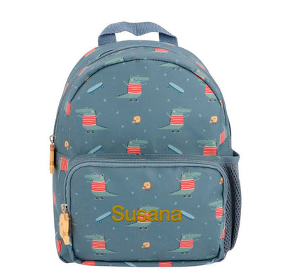 Mochila Infantil Croc Personalizable es perfecta para esos pequeños aventureros en su regreso a clases!&nbsp; esta mochila es un must-have para llevar a la escuela; El tamaño pequeño es perfecto para llevar una muda y puede ser personalizado con su nombre. Además, cuenta con un bolsillo frontal para llevar cómodamente su juguete favorito personalizacion hilo mostaza