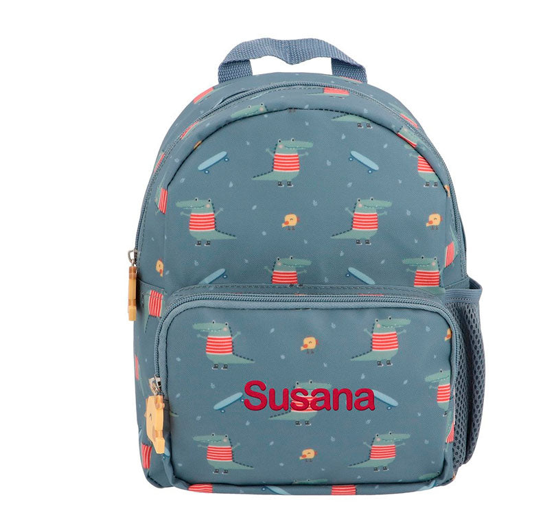 Mochila Infantil Croc Personalizable es perfecta para esos pequeños aventureros en su regreso a clases!&nbsp; esta mochila es un must-have para llevar a la escuela;  El tamaño pequeño es perfecto para llevar una muda y puede ser personalizado con su nombre. Además, cuenta con un bolsillo frontal para llevar cómodamente su juguete favorito personalizacion hilo rojo