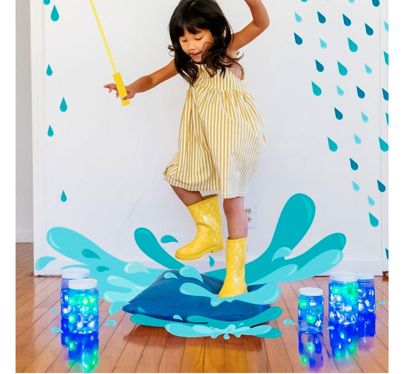 NIÑA SALTANDO RODEADA DE CUBOS AZULES MAGICOS UE SE ACTIVAN EN EL AGUA MARCA GLO PALS