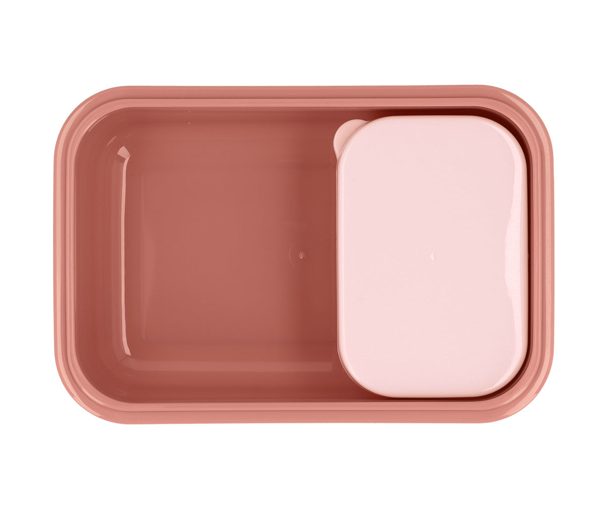  La Caja de Almuerzo Bento Mouse Fairies (Cenicienta) de Tutete es la solución perfecta para organizar el menú diario de los más pequeños. Gracias a su capacidad de 500ml y su cajita interior extraíble, podrás separar los alimentos de forma cómoda, manteniendo la comida fresca y apetitosa. Además, puedes añadir una pegatina vinílica personalizada para identificarla en el cole. 