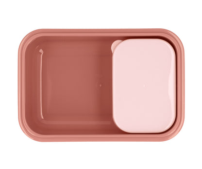  La Caja de Almuerzo Bento Mouse Fairies (Cenicienta) de Tutete es la solución perfecta para organizar el menú diario de los más pequeños. Gracias a su capacidad de 500ml y su cajita interior extraíble, podrás separar los alimentos de forma cómoda, manteniendo la comida fresca y apetitosa. Además, puedes añadir una pegatina vinílica personalizada para identificarla en el cole. 
