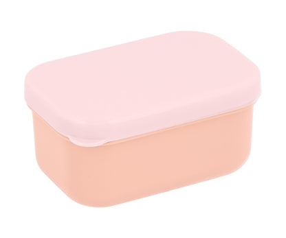  La Caja de Almuerzo Bento Mouse Fairies (Cenicienta) de Tutete es la solución perfecta para organizar el menú diario de los más pequeños. Gracias a su capacidad de 500ml y su cajita interior extraíble, podrás separar los alimentos de forma cómoda, manteniendo la comida fresca y apetitosa. Además, puedes añadir una pegatina vinílica personalizada para identificarla en el cole. 