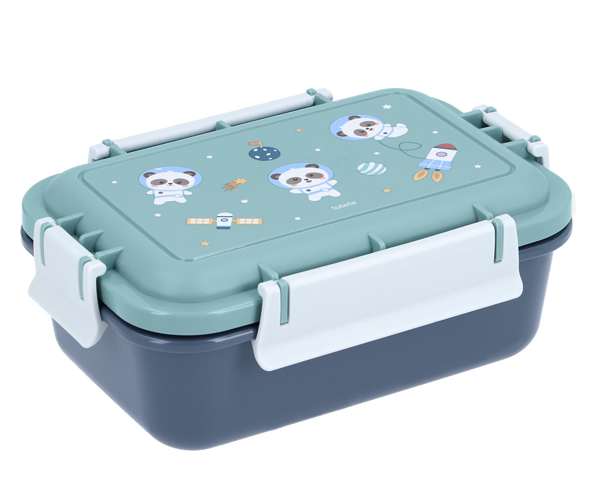 Caja de Almuerzo Bento Pandas in Space de Tutete es la solución perfecta para organizar el menú diario de los más pequeños. Gracias a su capacidad de 500ml y su cajita interior extraíble, podrás separar los alimentos de forma cómoda, manteniendo la comida fresca y apetitosa
