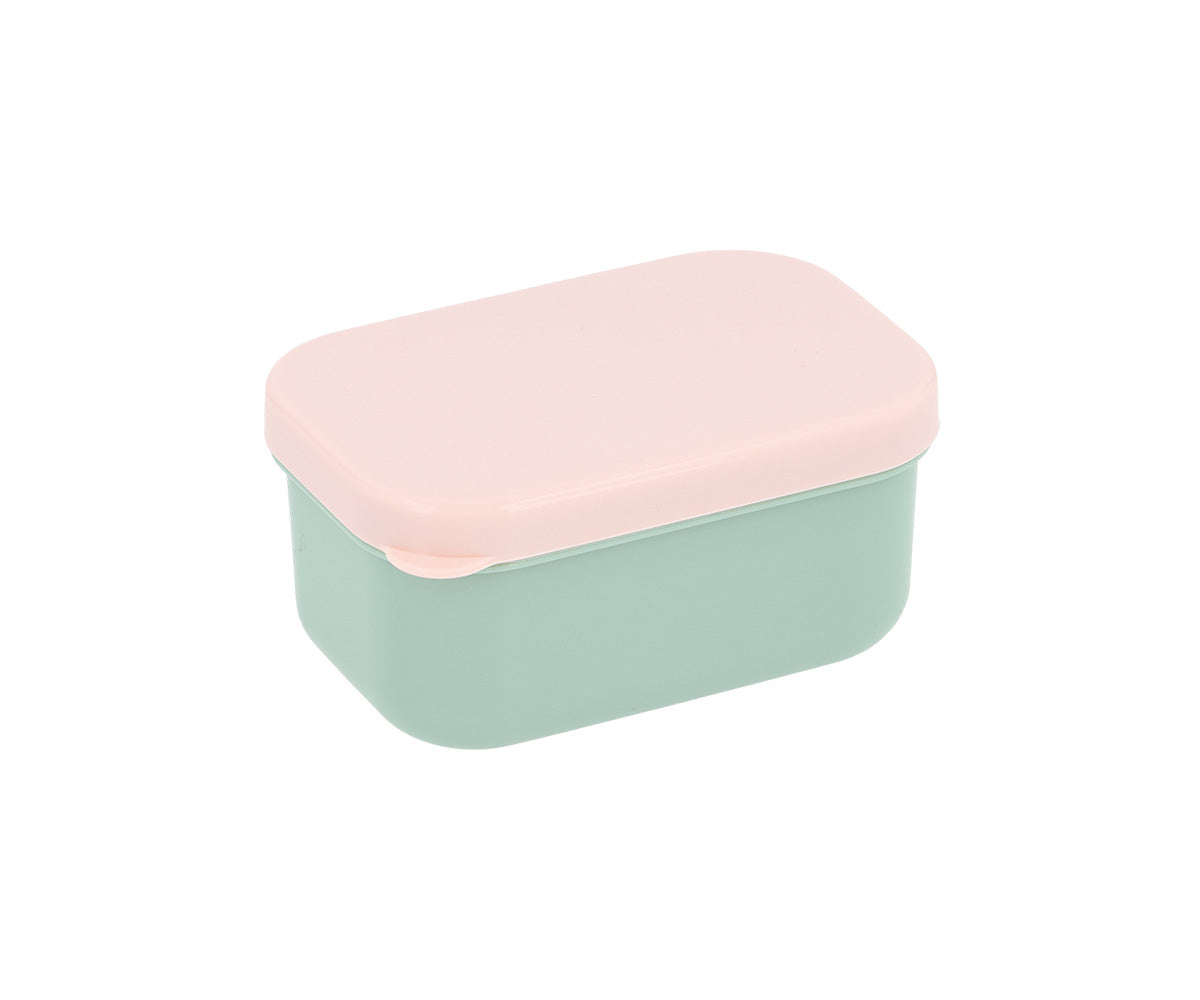La Caja de Almuerzo Bento Wooden Boy (Pinocho) de Tutete es la solución perfecta para organizar el menú diario de los más pequeños. Gracias a su capacidad de 500ml y su cajita interior extraíble, podrás separar los alimentos de forma cómoda, manteniendo la comida fresca y apetitosa. Además, puedes añadir una pegatina vinílica personalizada para identificarla en el cole.