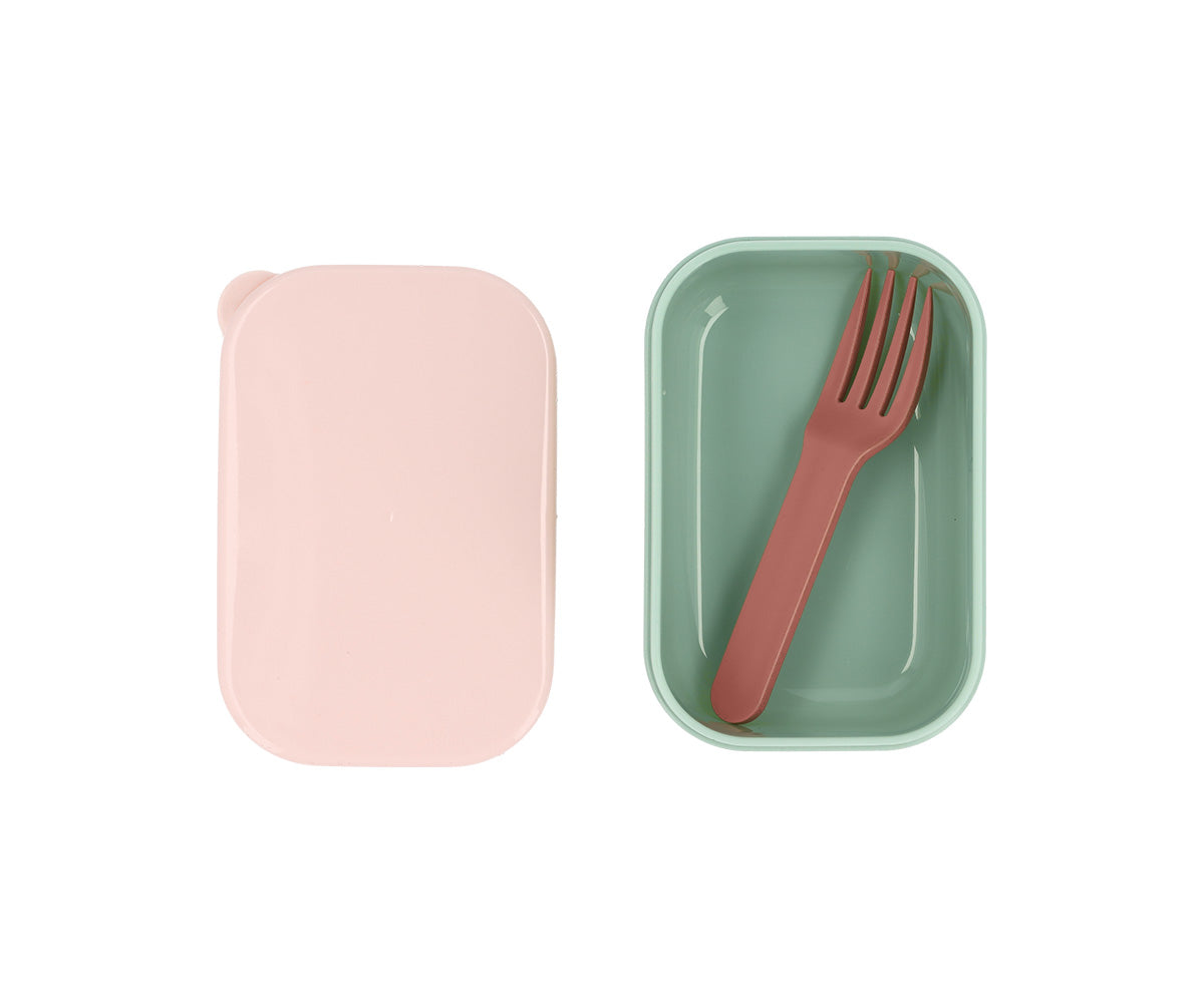 La Caja de Almuerzo Bento Wooden Boy (Pinocho) de Tutete es la solución perfecta para organizar el menú diario de los más pequeños. Gracias a su capacidad de 500ml y su cajita interior extraíble, podrás separar los alimentos de forma cómoda, manteniendo la comida fresca y apetitosa. Además, puedes añadir una pegatina vinílica personalizada para identificarla en el cole.