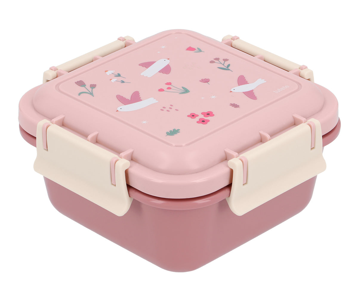 Caja de Almuerzo Grande Planes (Aviones). Este portameriendas infantil cuenta con una gran capacidad de 780ml, idónea para transportar sándwiches, frutas o snacks saludables bien protegidos en la mochila escolar o en las excursiones. Su tapa hermética evita aperturas accidentales, manteniendo la comida fresca durante todo el día.