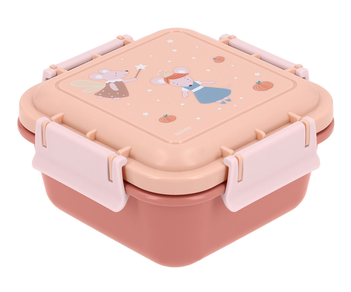 Caja de Almuerzo Grande Mouse Fairies (Cenicienta). Este portameriendas infantil cuenta con una gran capacidad de 780ml, idónea para transportar sándwiches, frutas o snacks saludables bien protegidos. Su tapa hermética evita aperturas accidentales dentro de la mochila, manteniendo la comida fresca durante más tiempo.