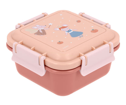 Caja de Almuerzo Grande Mouse Fairies (Cenicienta). Este portameriendas infantil cuenta con una gran capacidad de 780ml, idónea para transportar sándwiches, frutas o snacks saludables bien protegidos. Su tapa hermética evita aperturas accidentales dentro de la mochila, manteniendo la comida fresca durante más tiempo.