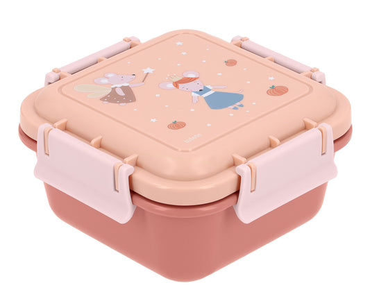 Caja de Almuerzo Grande Mouse Fairies (Cenicienta). Este portameriendas infantil cuenta con una gran capacidad de 780ml, idónea para transportar sándwiches, frutas o snacks saludables bien protegidos. Su tapa hermética evita aperturas accidentales dentro de la mochila, manteniendo la comida fresca durante más tiempo.