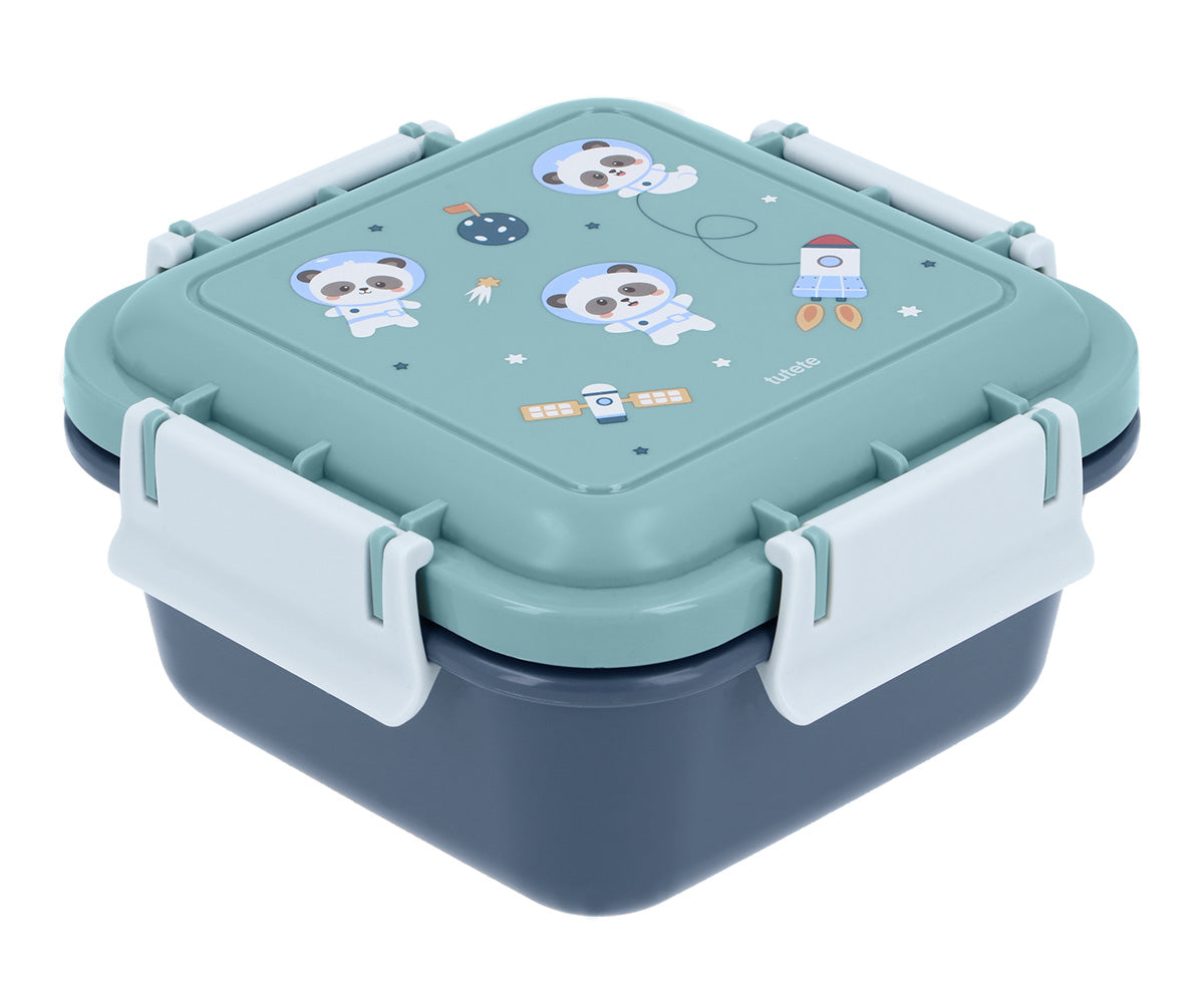 Caja de Almuerzo Grande Pandas in Space. Este portameriendas infantil cuenta con una gran capacidad de 780ml, idónea para transportar sándwiches, frutas o snacks saludables bien protegidos en la mochila escolar o en las excursiones. Su tapa hermética evita aperturas accidentales, manteniendo la comida fresca durante todo el día.