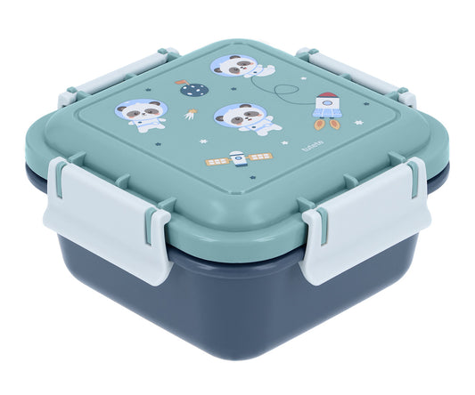 Caja de Almuerzo Grande Pandas in Space. Este portameriendas infantil cuenta con una gran capacidad de 780ml, idónea para transportar sándwiches, frutas o snacks saludables bien protegidos en la mochila escolar o en las excursiones. Su tapa hermética evita aperturas accidentales, manteniendo la comida fresca durante todo el día.