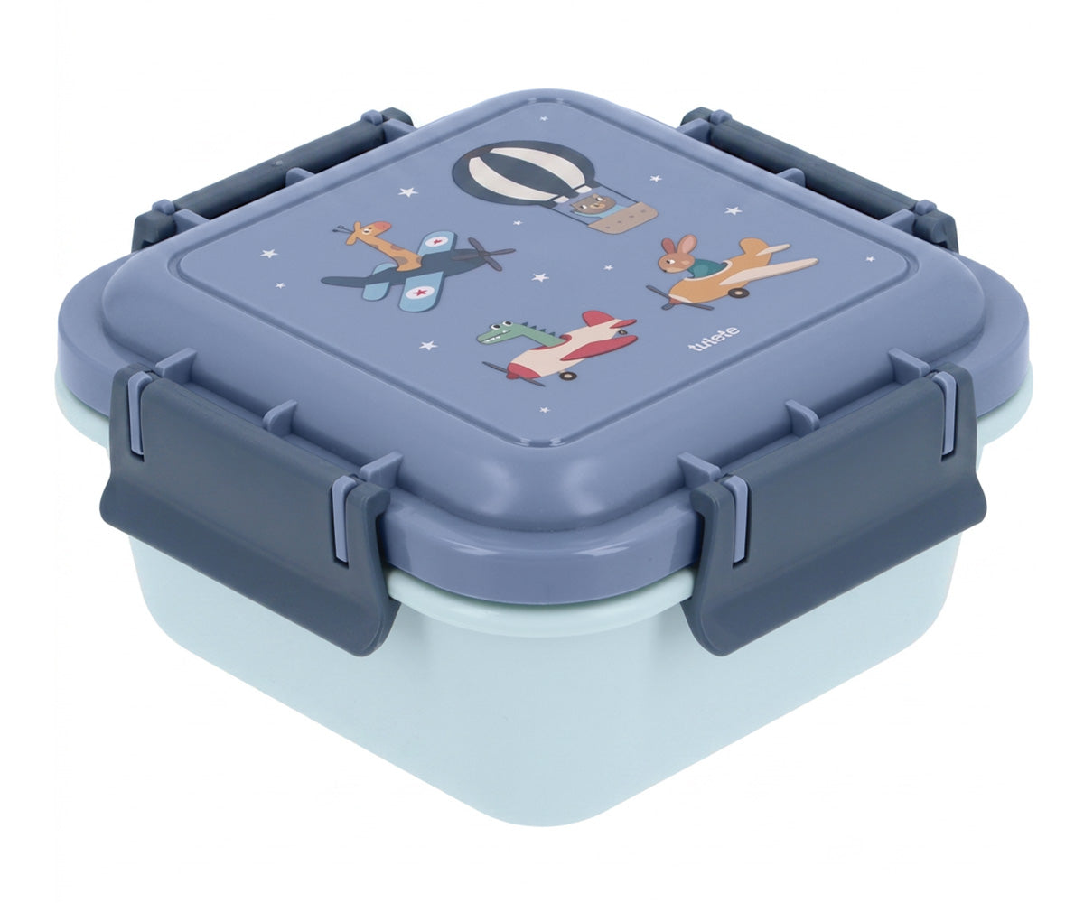  Caja de Almuerzo Grande Planes (Aviones). Este portameriendas infantil cuenta con una gran capacidad de 780ml, idónea para transportar sándwiches, frutas o snacks saludables bien protegidos en la mochila escolar o en las excursiones. Su tapa hermética evita aperturas accidentales, manteniendo la comida fresca durante todo el día. 