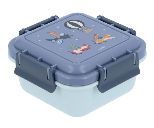  Caja de Almuerzo Grande Planes (Aviones). Este portameriendas infantil cuenta con una gran capacidad de 780ml, idónea para transportar sándwiches, frutas o snacks saludables bien protegidos en la mochila escolar o en las excursiones. Su tapa hermética evita aperturas accidentales, manteniendo la comida fresca durante todo el día. 