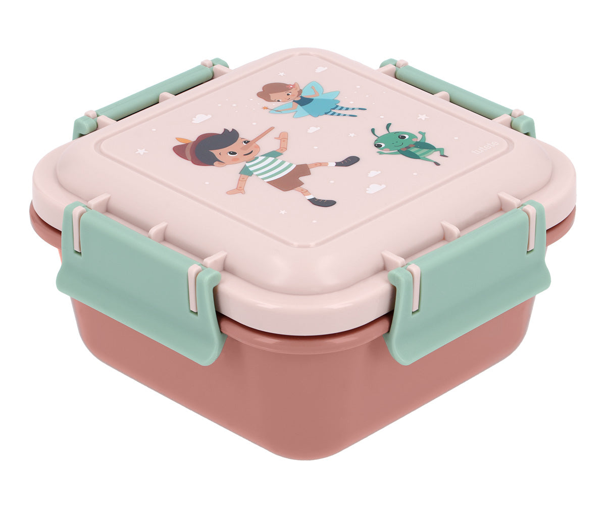Caja de Almuerzo Grande Planes (Aviones). Este portameriendas infantil cuenta con una gran capacidad de 780ml, idónea para transportar sándwiches, frutas o snacks saludables bien protegidos en la mochila escolar o en las excursiones. Su tapa hermética evita aperturas accidentales, manteniendo la comida fresca durante todo el día.