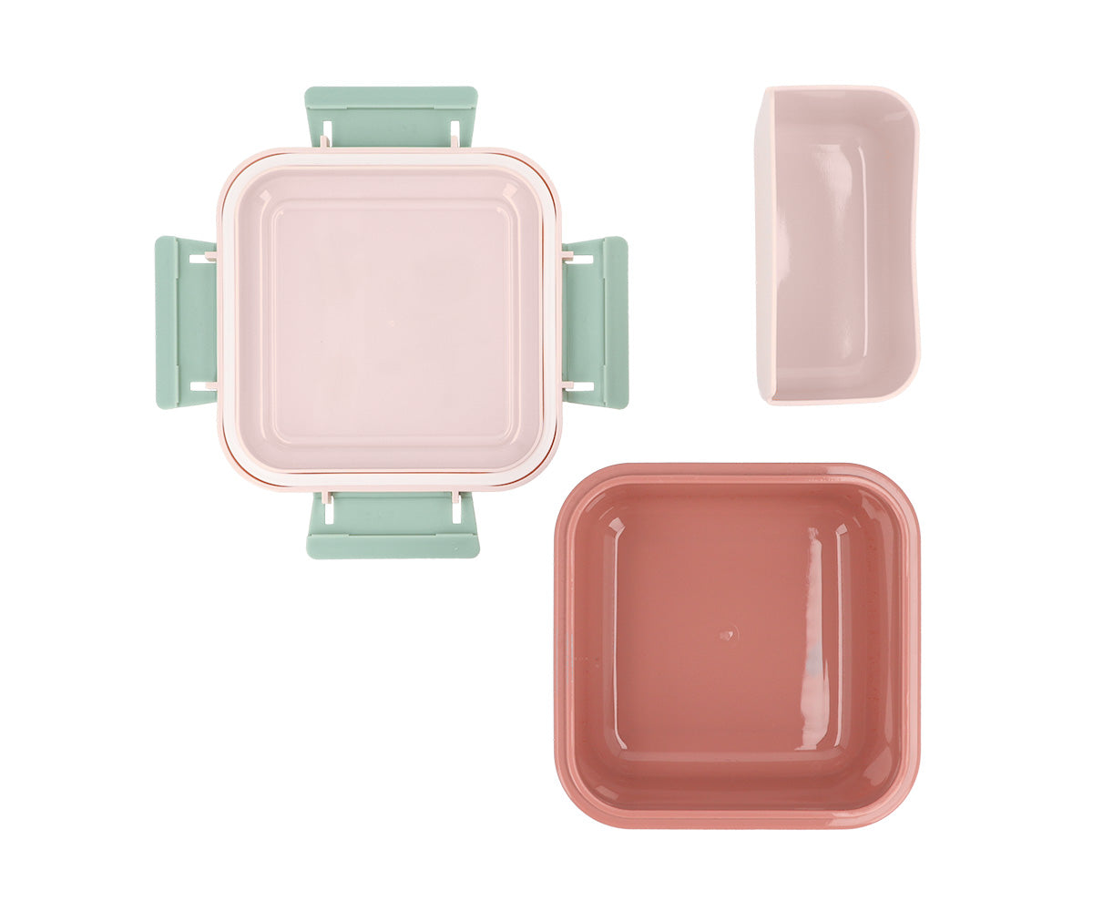 Caja de Almuerzo Grande Planes (Aviones). Este portameriendas infantil cuenta con una gran capacidad de 780ml, idónea para transportar sándwiches, frutas o snacks saludables bien protegidos en la mochila escolar o en las excursiones. Su tapa hermética evita aperturas accidentales, manteniendo la comida fresca durante todo el día.