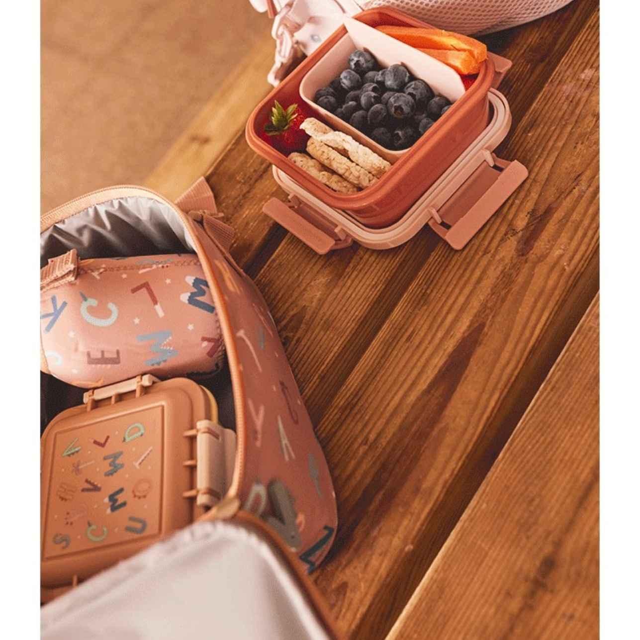 La Caja Almuerzo infantil Grande Caperucita es perfecta para ti! Esta caja cuenta con una sorprendente ilustración del clásico cuento con dibujos muy molones en la tapa y tiene capacidad suficiente para snacks, frutas o tentempiés saludables.


Además, se cierra con facilidad gracias a sus cuatro puntos de presión,