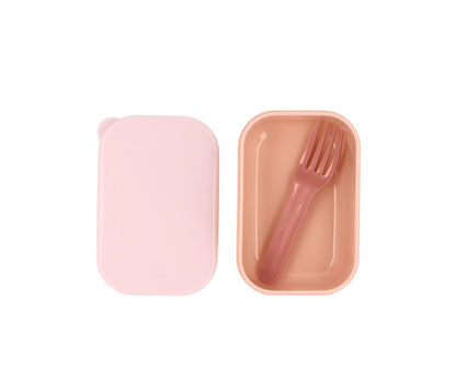  La Caja de Almuerzo Bento Mouse Fairies (Cenicienta) de Tutete es la solución perfecta para organizar el menú diario de los más pequeños. Gracias a su capacidad de 500ml y su cajita interior extraíble, podrás separar los alimentos de forma cómoda, manteniendo la comida fresca y apetitosa. Además, puedes añadir una pegatina vinílica personalizada para identificarla en el cole. 