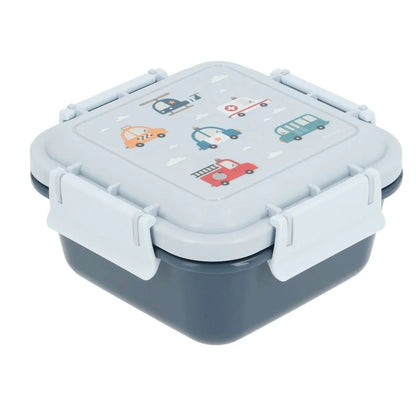 ¡La Caja Almuerzo infantil Grande City cars es perfecta para ti! Esta caja cuenta con una sorprendente ilustración de coches muy molones en la tapa y tiene capacidad suficiente para snacks, frutas o tentempiés saludables.