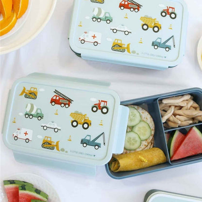 caja de almuerzo Bento Coches de A Little Lovely Company! Diseñada con un alegre estampado de la selva, es la opción ideal para llevar la comida del peque al cole, a la guardería o de excursión. Gracias a su bandeja extraíble de dos compartimentos y a su cierre hermético