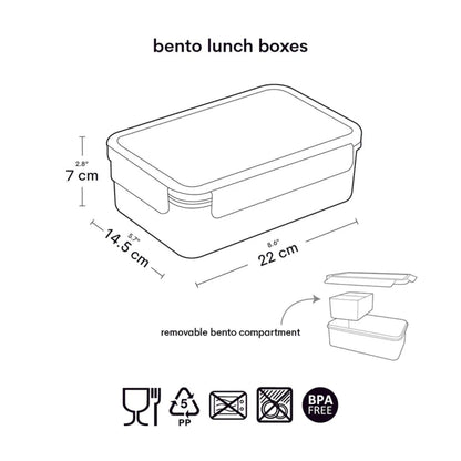 caja de almuerzo Bento Coches de A Little Lovely Company! Diseñada con un alegre estampado de la selva, es la opción ideal para llevar la comida del peque al cole, a la guardería o de excursión. Gracias a su bandeja extraíble de dos compartimentos y a su cierre hermético