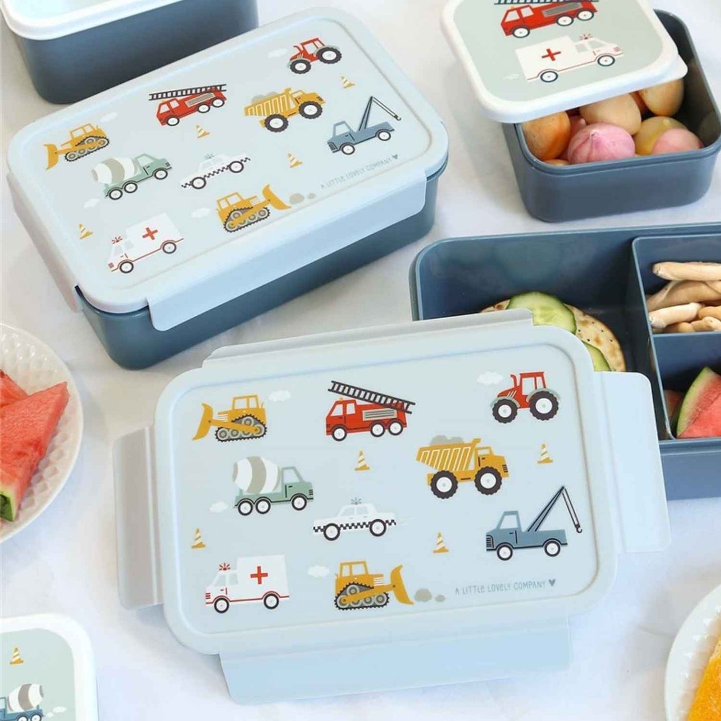 caja de almuerzo Bento Coches de A Little Lovely Company! Diseñada con un alegre estampado de la selva, es la opción ideal para llevar la comida del peque al cole, a la guardería o de excursión. Gracias a su bandeja extraíble de dos compartimentos y a su cierre hermético