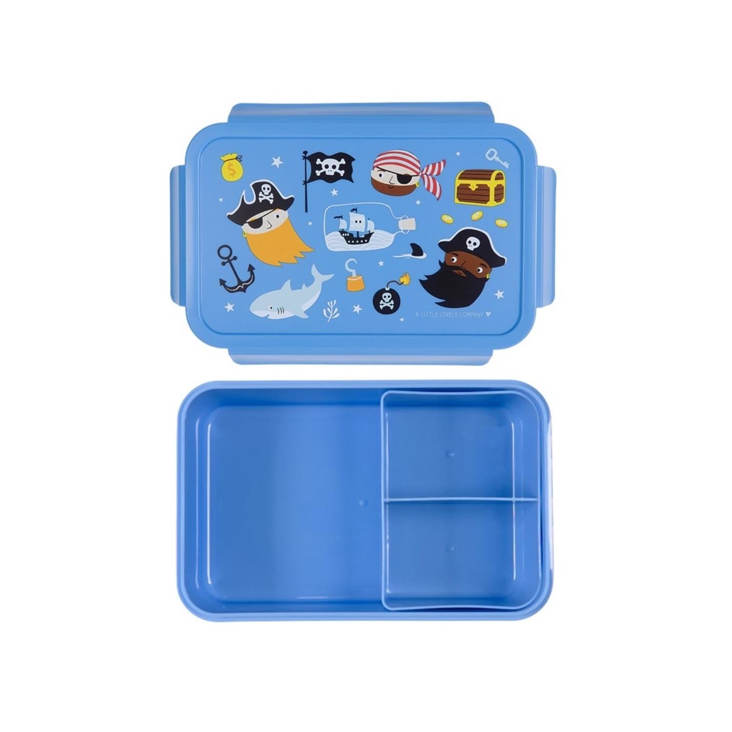 caja de almuerzo Bento Piratas de A Little Lovely Company! Diseñada con un alegre estampado de la selva, es la opción ideal para llevar la comida del peque al cole, a la guardería o de excursión. Gracias a su bandeja extraíble de dos compartimentos y a su cierre hermético