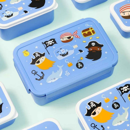 caja de almuerzo Bento Piratas de A Little Lovely Company! Diseñada con un alegre estampado de la selva, es la opción ideal para llevar la comida del peque al cole, a la guardería o de excursión. Gracias a su bandeja extraíble de dos compartimentos y a su cierre hermético