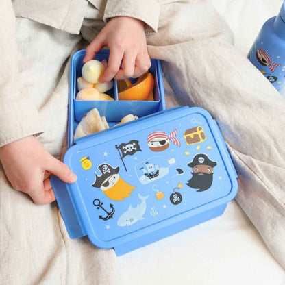 caja de almuerzo Bento Piratas de A Little Lovely Company! Diseñada con un alegre estampado de la selva, es la opción ideal para llevar la comida del peque al cole, a la guardería o de excursión. Gracias a su bandeja extraíble de dos compartimentos y a su cierre hermético