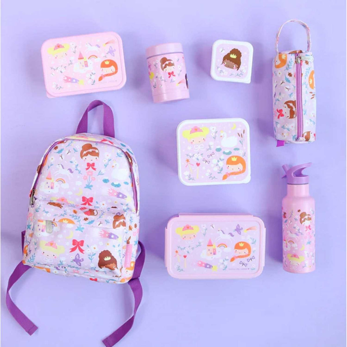 caja de almuerzo Bento Princesas de A Little Lovely Company! Diseñada con un alegre estampado de la selva, es la opción ideal para llevar la comida del peque al cole, a la guardería o de excursión. Gracias a su bandeja extraíble de dos compartimentos y a su cierre hermético