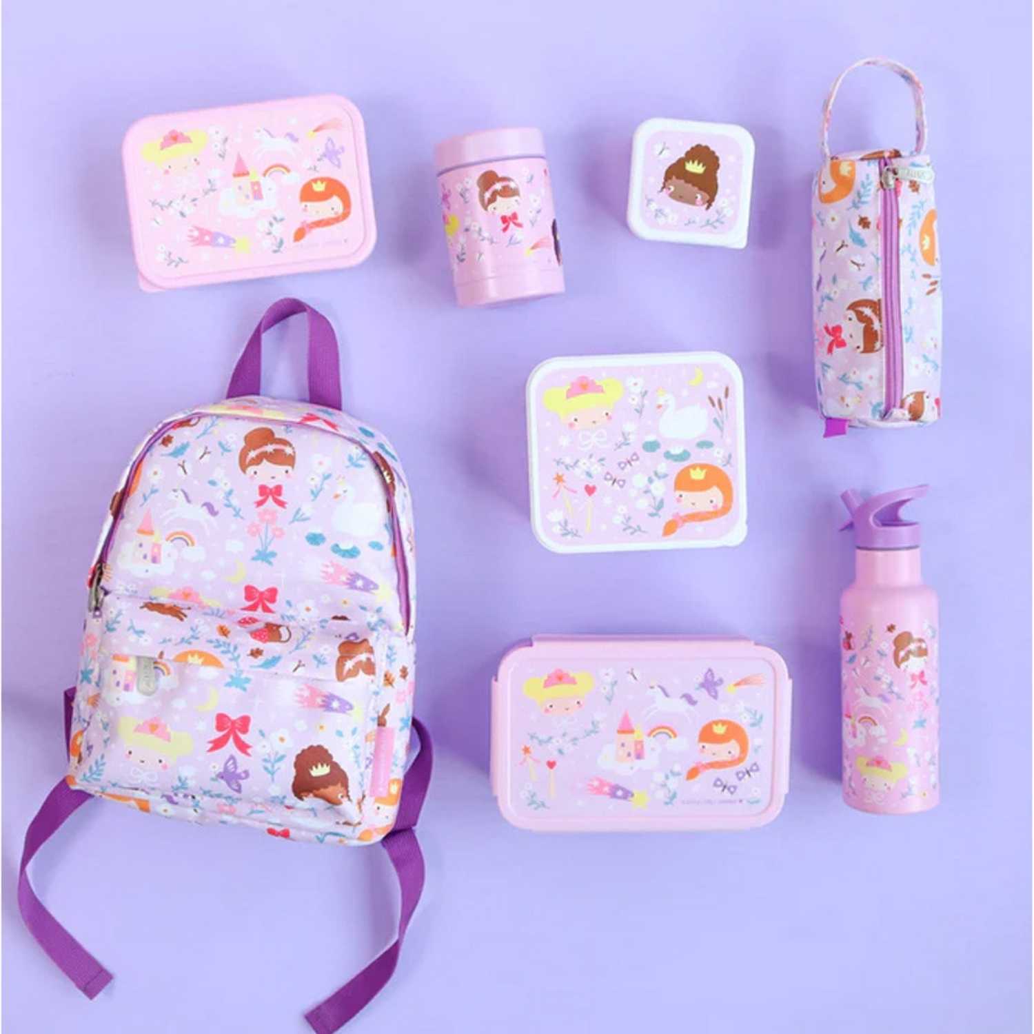 caja de almuerzo Bento Princesas de A Little Lovely Company! Diseñada con un alegre estampado de la selva, es la opción ideal para llevar la comida del peque al cole, a la guardería o de excursión. Gracias a su bandeja extraíble de dos compartimentos y a su cierre hermético