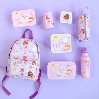 caja de almuerzo Bento Princesas de A Little Lovely Company! Diseñada con un alegre estampado de la selva, es la opción ideal para llevar la comida del peque al cole, a la guardería o de excursión. Gracias a su bandeja extraíble de dos compartimentos y a su cierre hermético